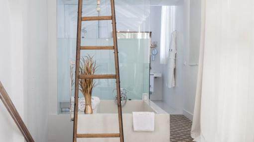 La «suite» tiene una bañera de estilo alberca