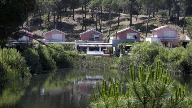 Casas al pie del lago de Las Jaras