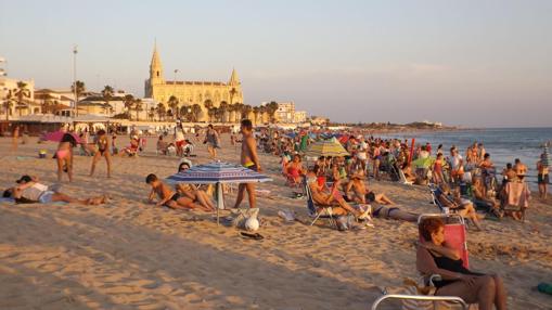 La periodista Marina Bernal, madrina de las playas de Chipiona