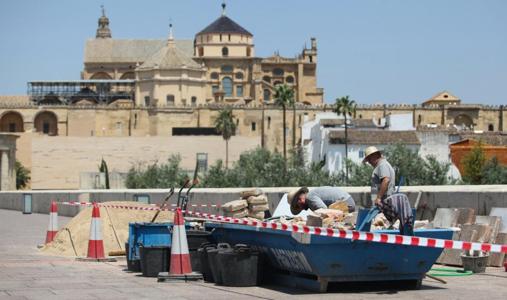 Varios trabajadores, hoy en el Puente Romano