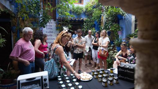 Degustación de productos de la tierra en un patio cordobés