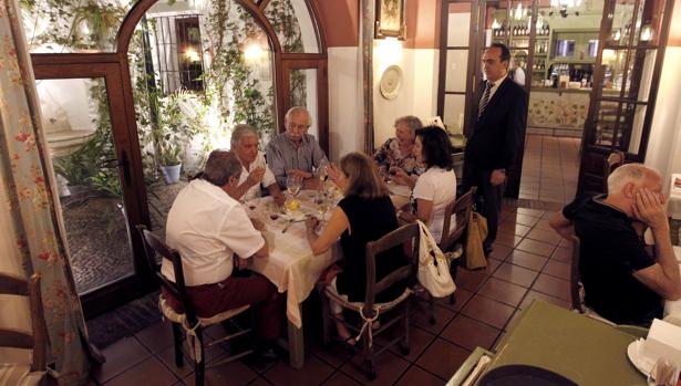 Comensanles en las instalaciones de Bodegas Campos