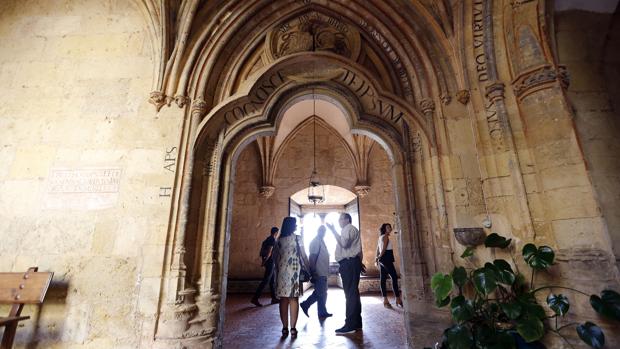 Acceso desde el claustro del monasterio a la sala capitular