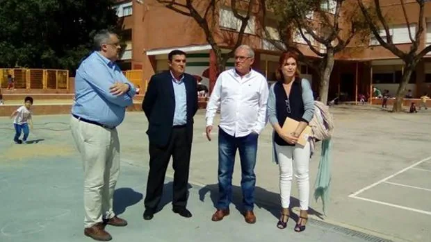 Vicente Zarza, segundo por la izquierda, en una visita al colegio García Lorca de Huelva