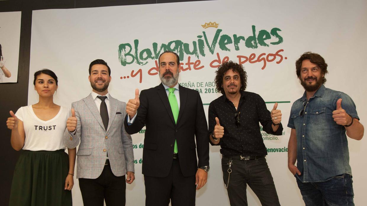 El Hombre Gancho junto a empleados del Córdoba CF durante la campaña de la 16/17