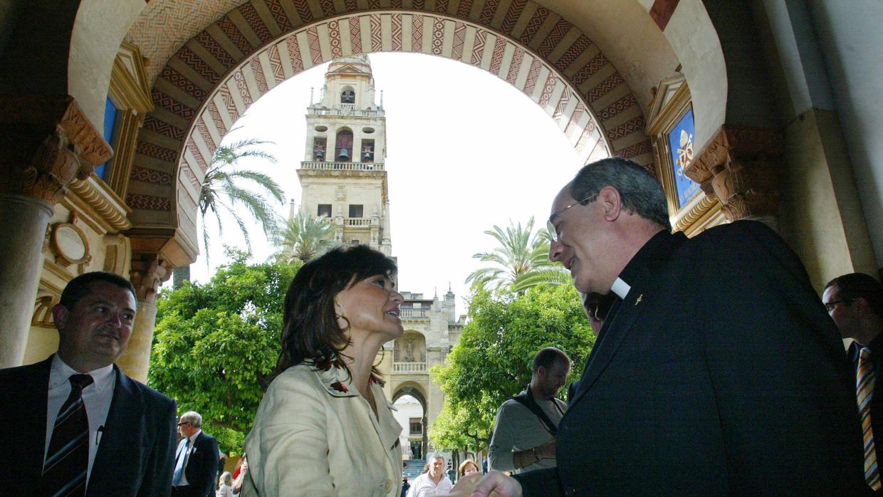 Carmen Calvo estrecha la mano del entonces obispo de Córdoba, en 2006