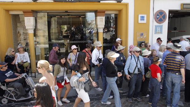 Turistas ante un establecimiento hotelero de la capital cordobesa