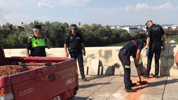 Un bombero cubre con tierra la zona dañada