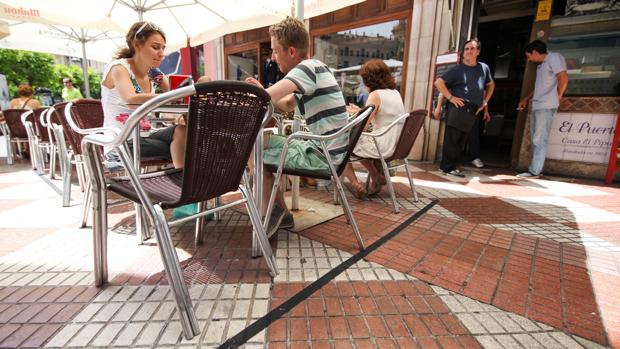 Veladores en la calle de la Plata, con la zona delimitada por una cinta