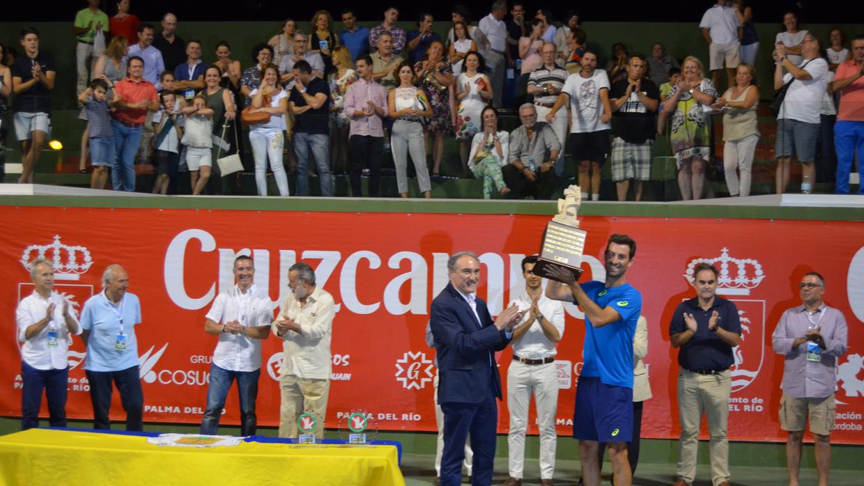 El italiano Matteo Viola posa con el cetro de ganador del torneo de Palma del Río