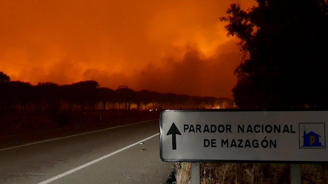 El entorno del Parador de Mazagón en llamas