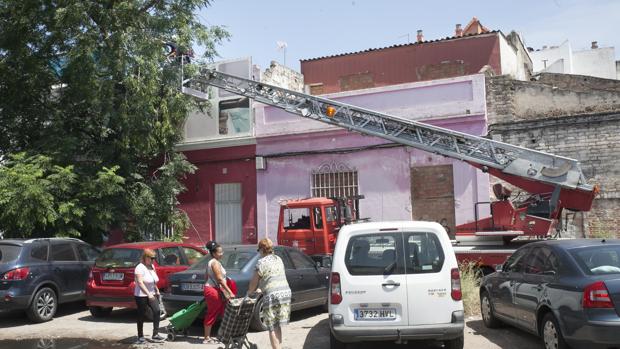 Los bomberos intervienen en la Ronda del Marruial por una caída de ramas por el viento