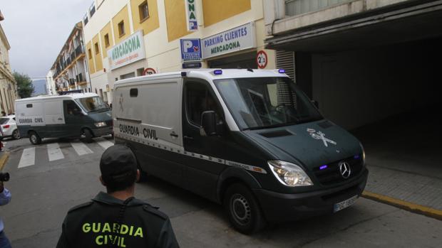 Furgones de la Guardia Civil acceden a los juzgados de Peñarroya