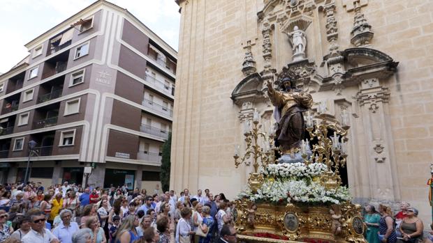 El Sagrado Corazón recorre las calles del centro de Córdoba en una jornada muy procesional