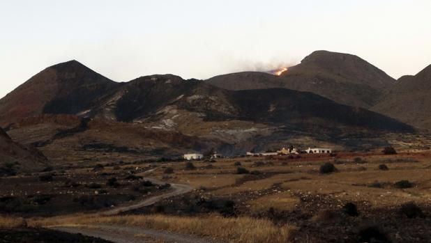 Incendio cerca del núcleo urbano del Pozo de los Frailes en Cabo de Gata (Almería)