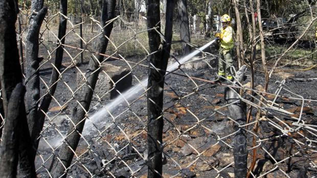 Un bombero refresca la zona del incendio sufrido en Córdoba la Vieja