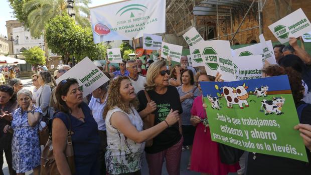 Cacerolada ante Hacienda de la Junta de Andalucía por el impuesto de sucesiones