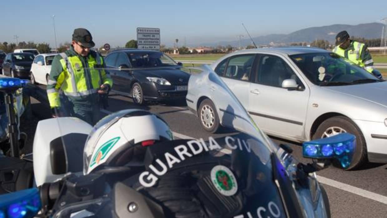 Agentes del Subsector de Tráfico de la Guardia Civil durante un control