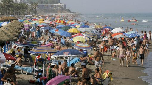 Imagen concurrida de la playa de la Carihuela (Torremolinos)