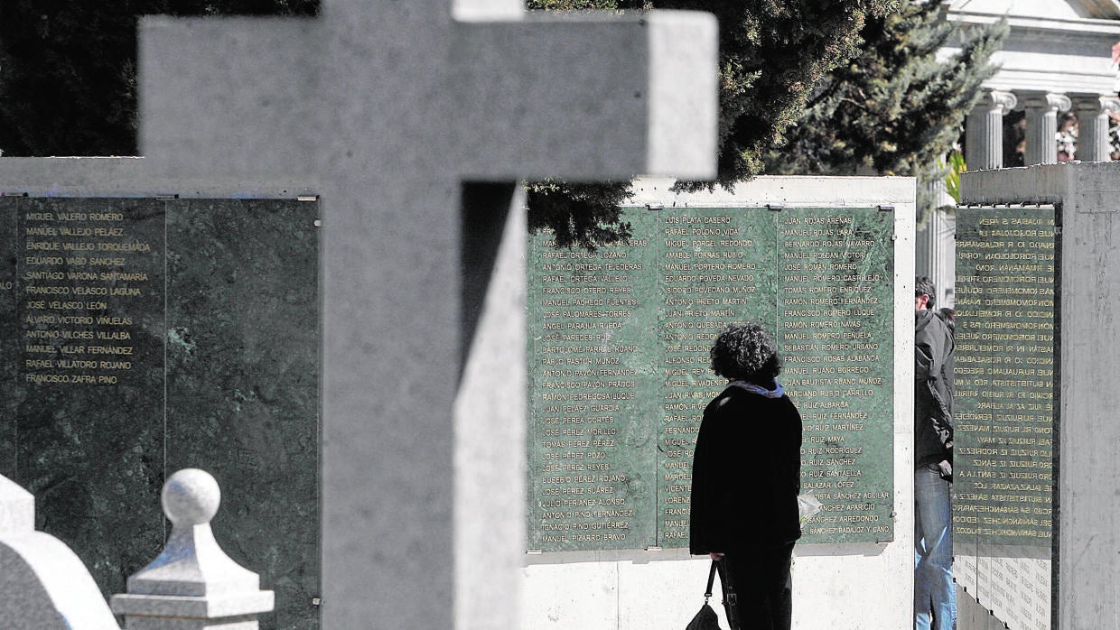 Muros de la memoria en el cementerio de Nuestra Señora de la Salud