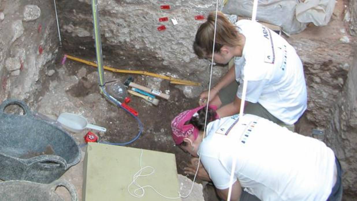 Trabajos en la Cueva del Ángel de Lucena