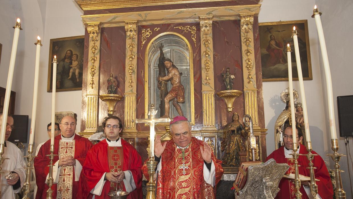 El obispo presidiendo una eucaristía en la ermita de San Zoilo