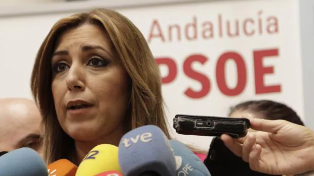 Susana Díaz atendiendo a los medios