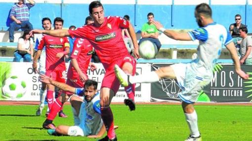 Sergi Guardiola pugna un esférico contra un rival