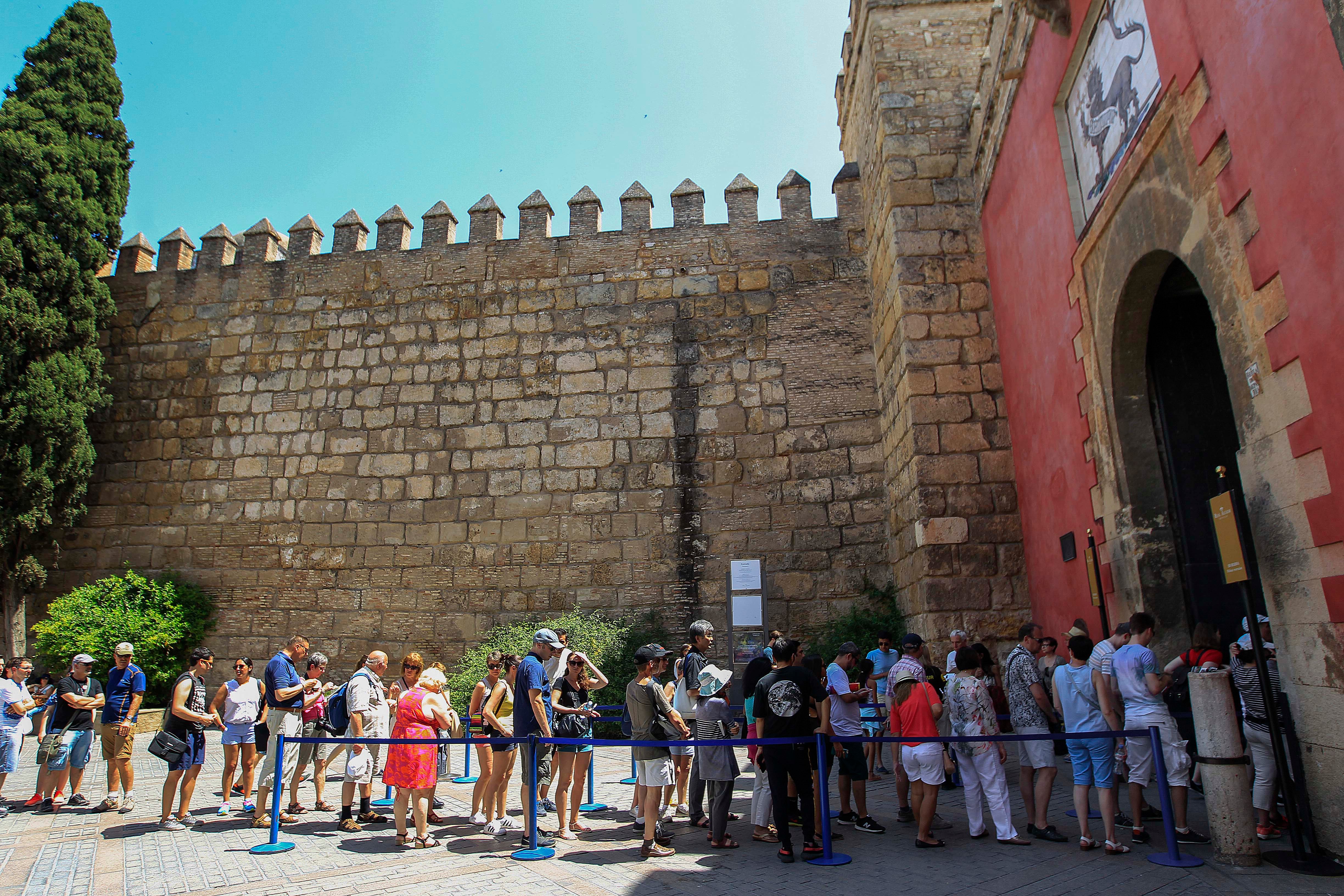 Colas a la entrada del Alcázar de Sevilla