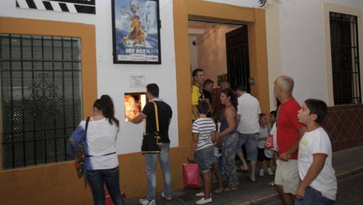 Publico ante las puertas del cine Coliseo de San Andrés