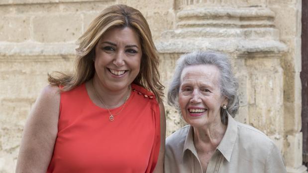 La presidenta de la Junta, Susana Díaz, junto a la hija de Blas Infante, este miércoles en el Parlamento