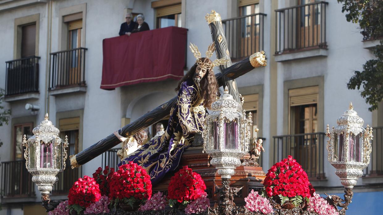 Nuestro Padre Jesús Caído, sobre su paso procesional