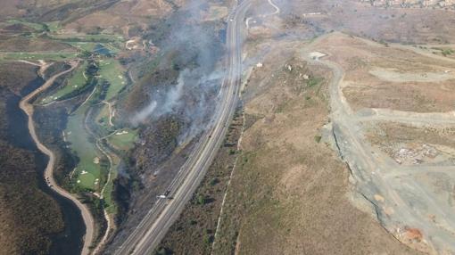 El fuego declarado en Benahavís, cerca de la AP-7 y de un campo de gol