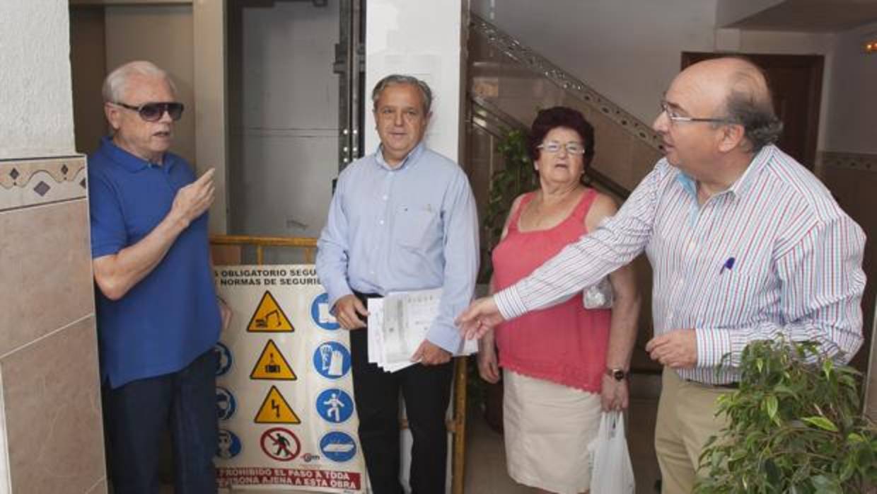 Salvador Fuentes y Luis Martín, concejales del PP, ante la obra de instalación de un ascensor.