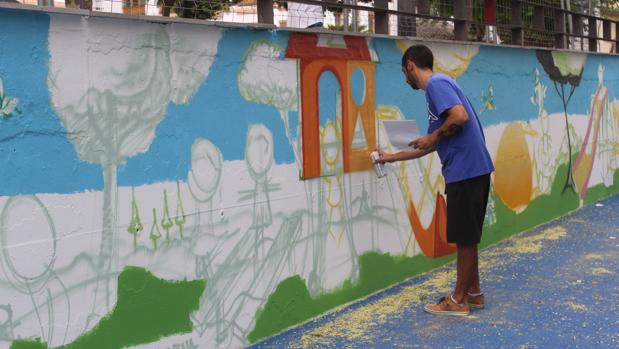 Un grafiti de colores y «didáctico» para el parque infantil de Baena