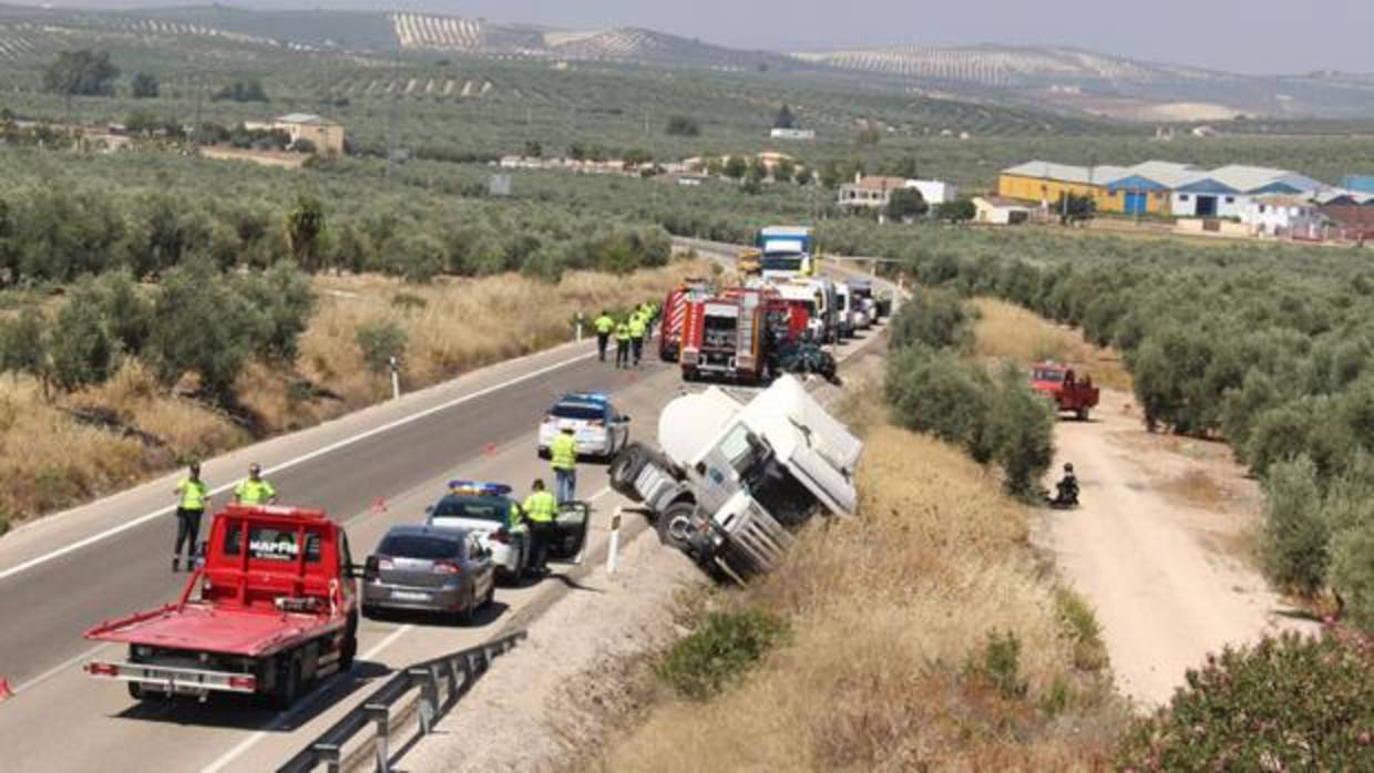 Una mujer de 31 años y su hija de dos mueren en el choque frontal con un camión en Aguilar de la Frontera