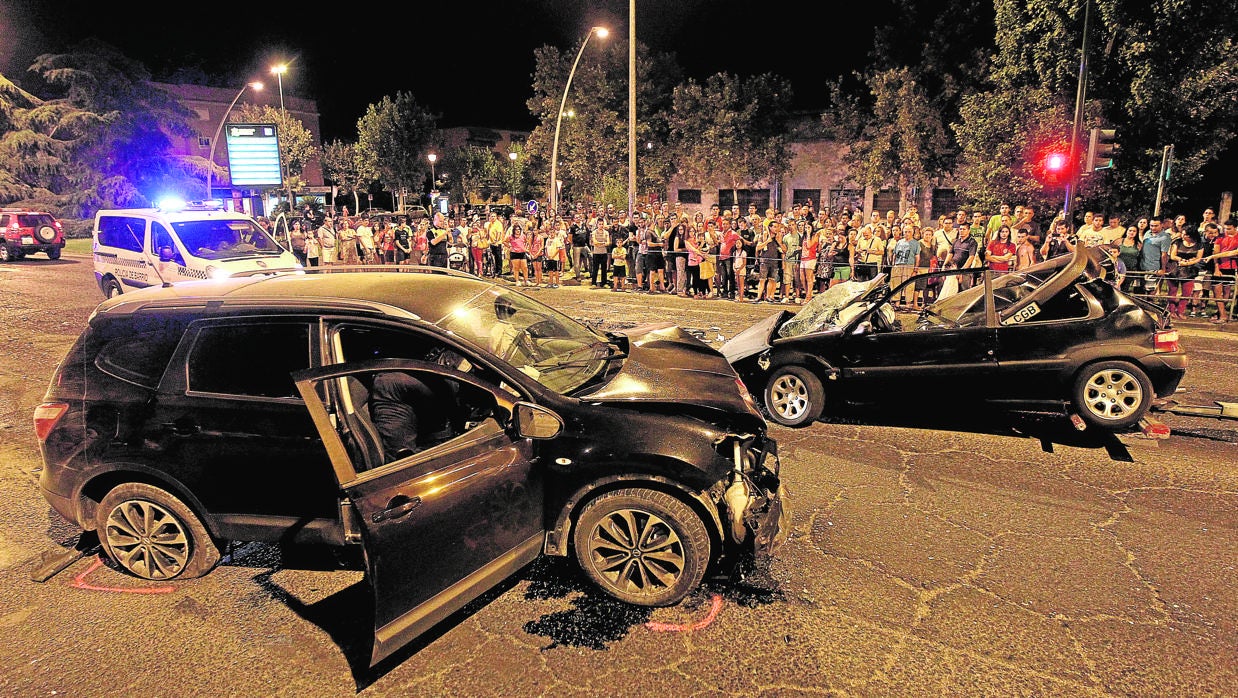 Dos coches dañados tras protagonizar un choque en la avenida de Carlos III