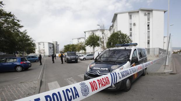 Efectivos policiales en la calle Torremolinos