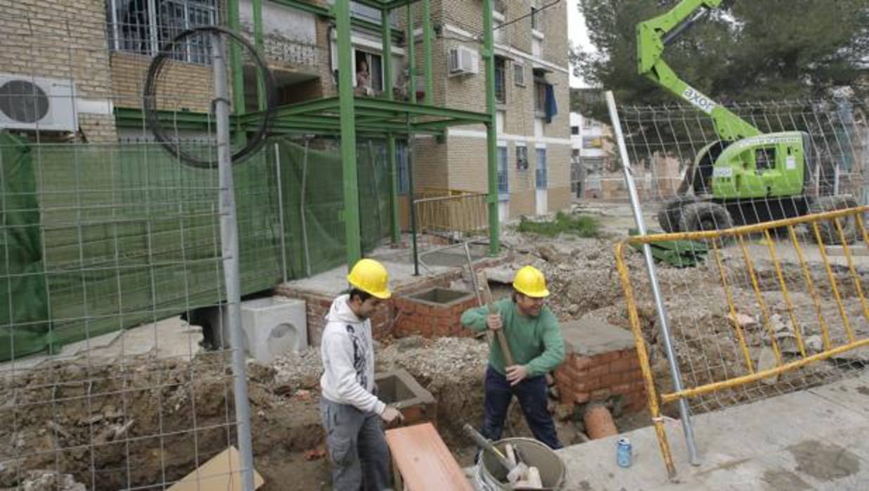 Dos oberros trabajando en la rehabilitación de un bloque de viviendas