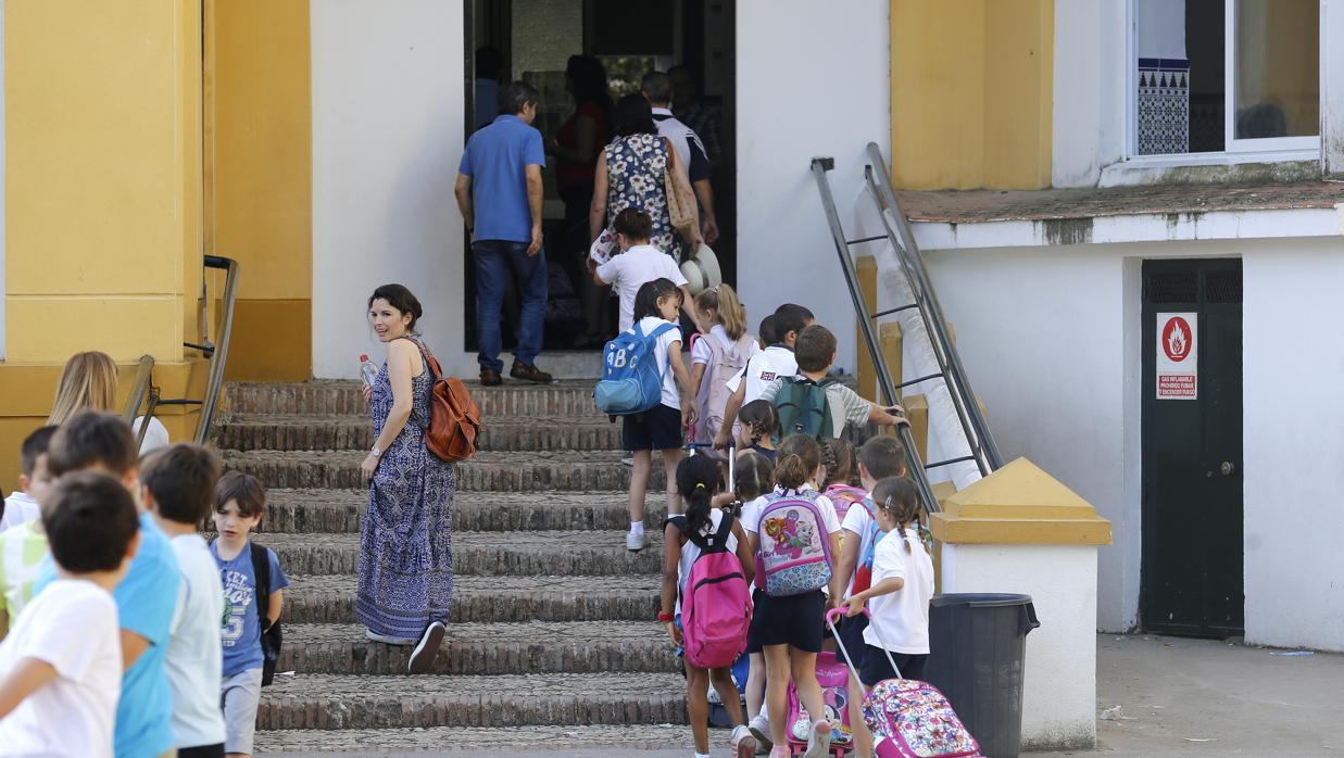 Alumnos entrando a clase en el colegio público Colón durante la ola de calor