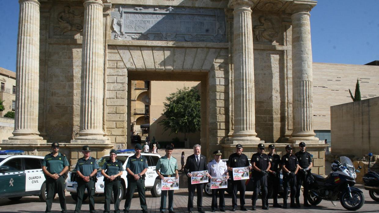 El subdelegado, esta mañana, con agentes de la Policía Nacional y de la Guardia Civil