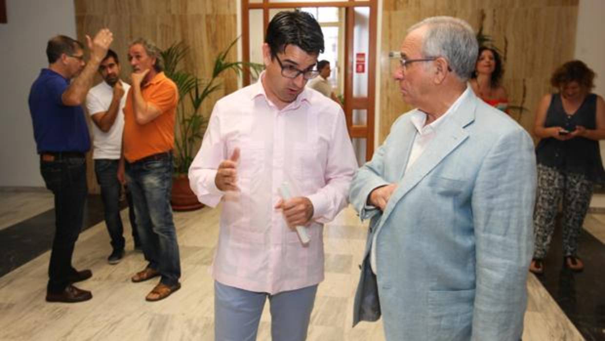 El primer teniente de alcalde, Pedro García (IU), dialoga con el edil de Ciudadanos, José Luis Vilches