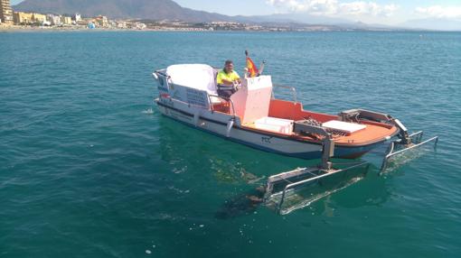 Uno de los barcos quitanatas operando en el litoral occidental de Málaga