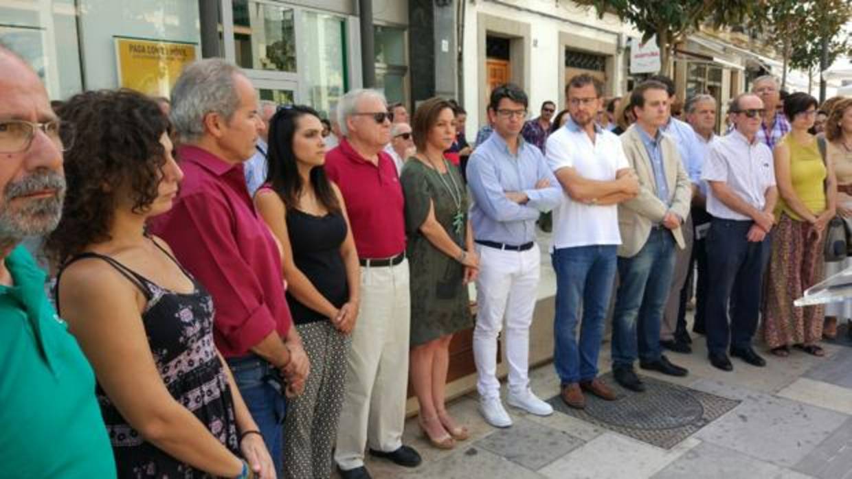 Miembros de la Corporación durante el minuto de silencio