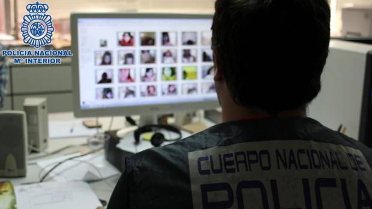 Agentes analizando material pornográfico infantil