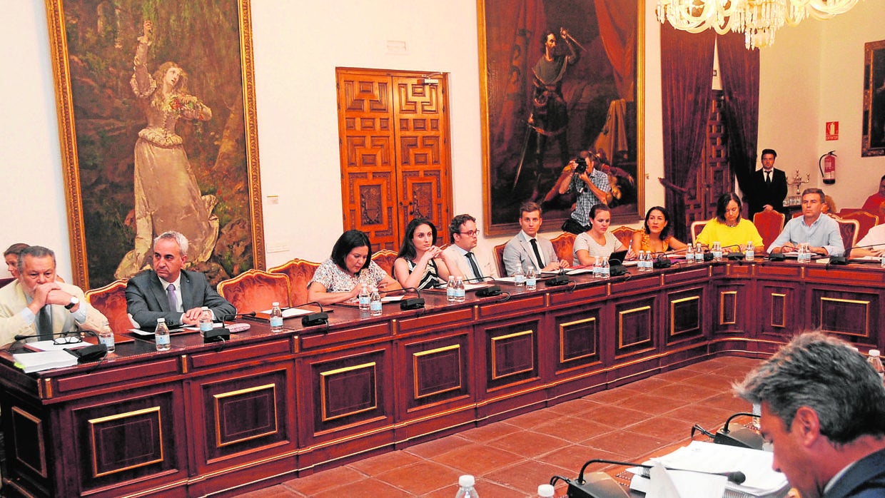 Diputados durante el Pleno celebrado ayer en el Palacio de la Merced