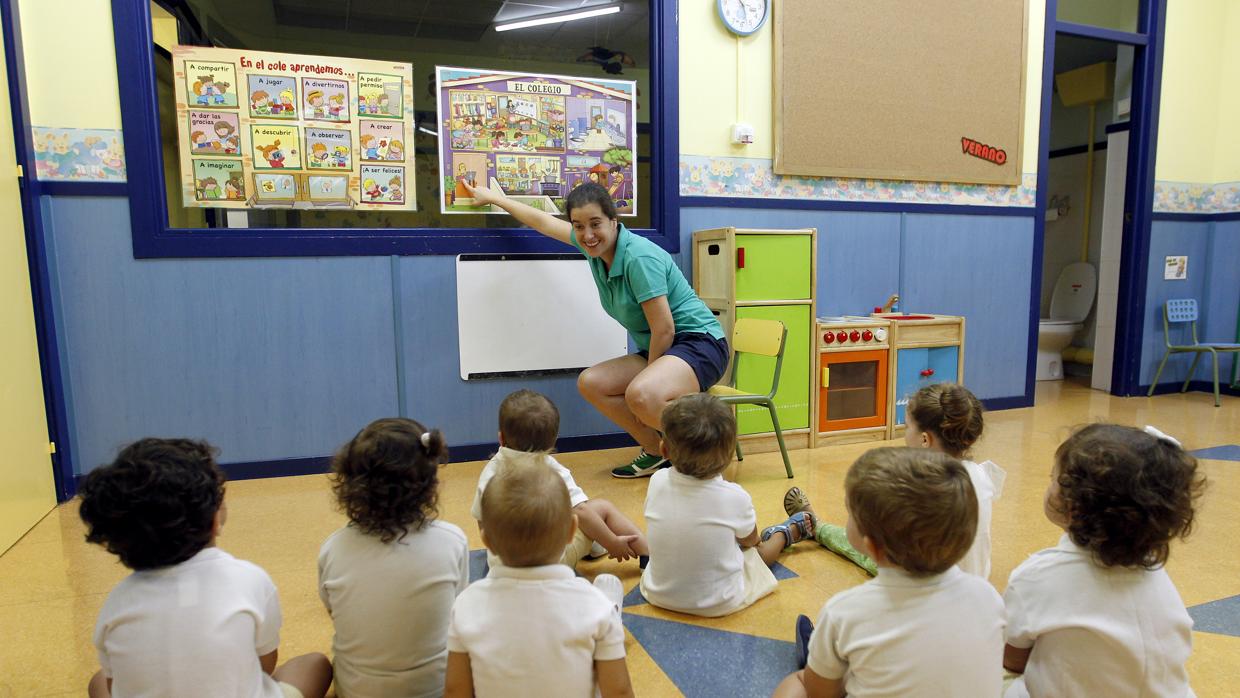 Un grupo de niños atiende a su profesora en una guardería de Córdoba