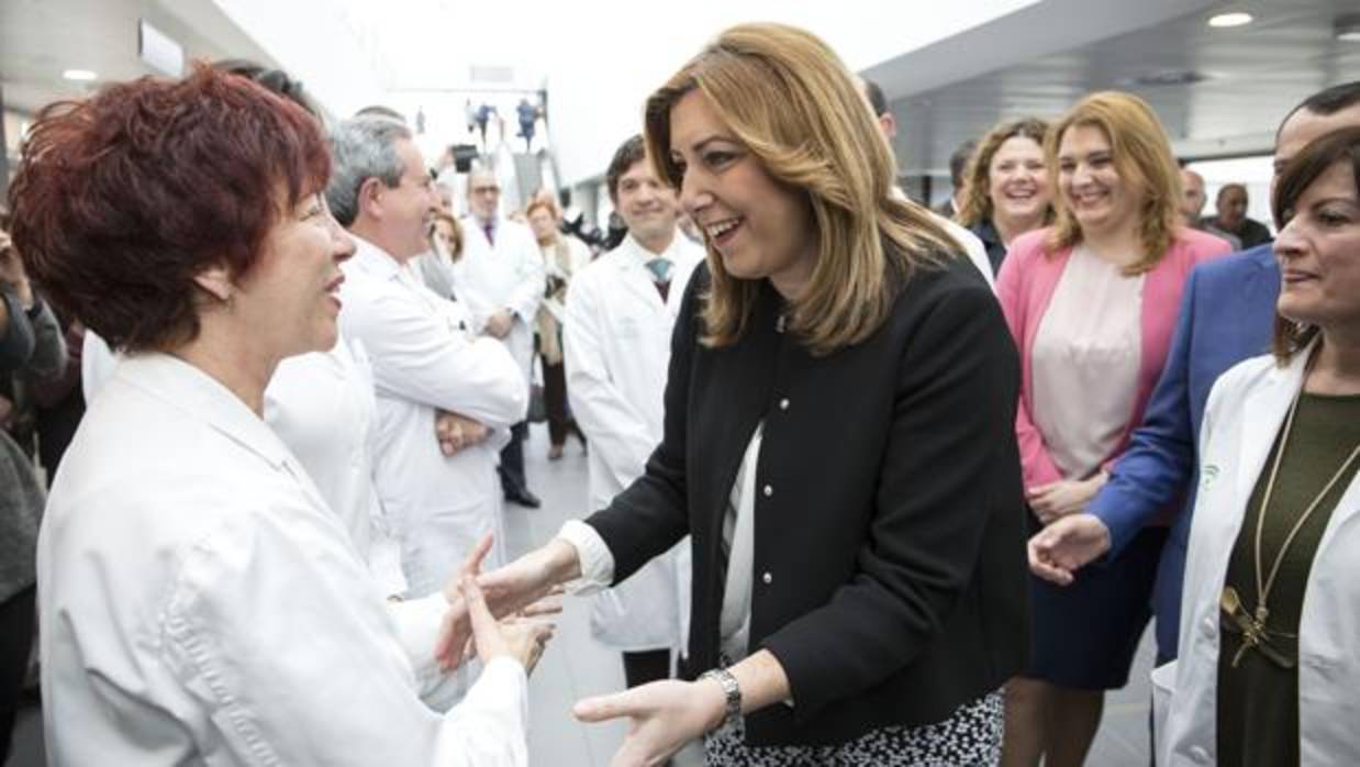 La presidenta de la Junta, Susana Díaz, saludando durante una visita a profesionales del hospital de Ronda