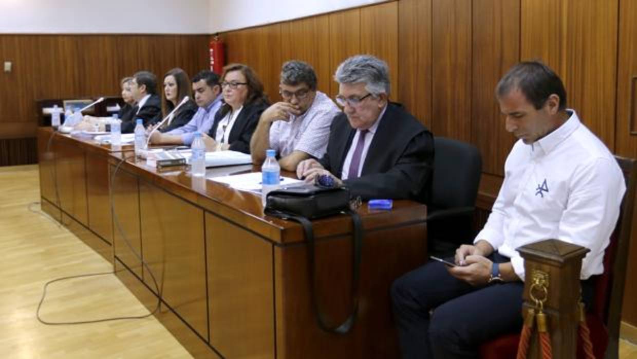 Los acusados, junto a sus abogados, durante la celebración del juicio el pasado septiembre