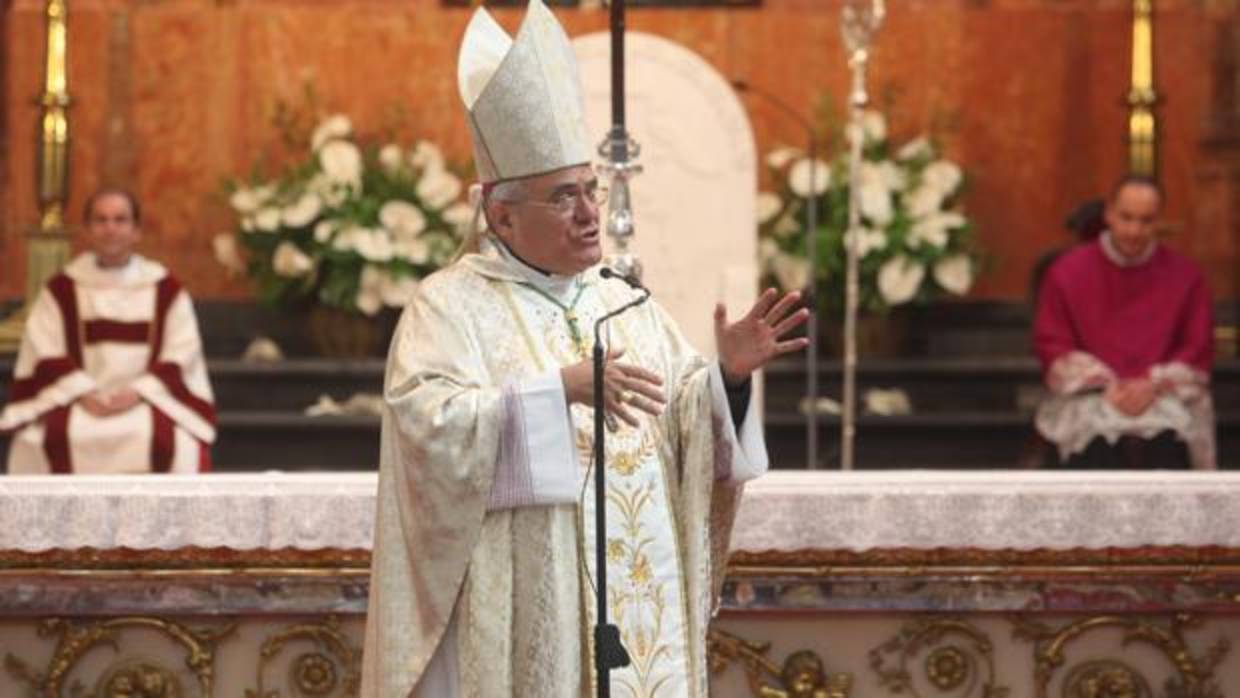 El obispo, durante una misa en la Catedral